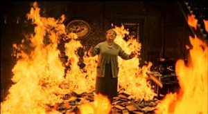 Fahrenheit 451, la propriétaire brûle avec ses livres