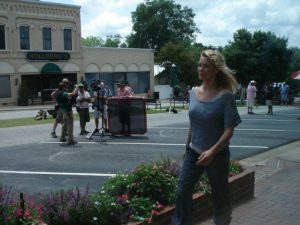 Andréa dans les rues de Woodbury sur le tournage de The walking dead