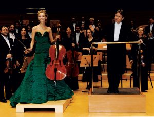 
Gemma Ward joue du violoncelle en tenue de soirée