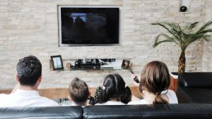 Regarder la télé en famille