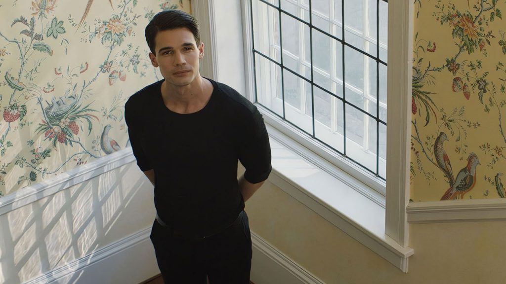 Henry dans les escaliers du manoir