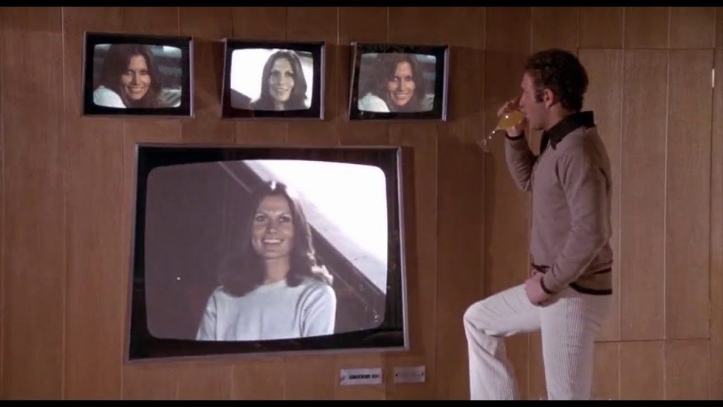 Le concept de Multivision dans Rollerball. Jonathan regarde des vidéos d'Ella