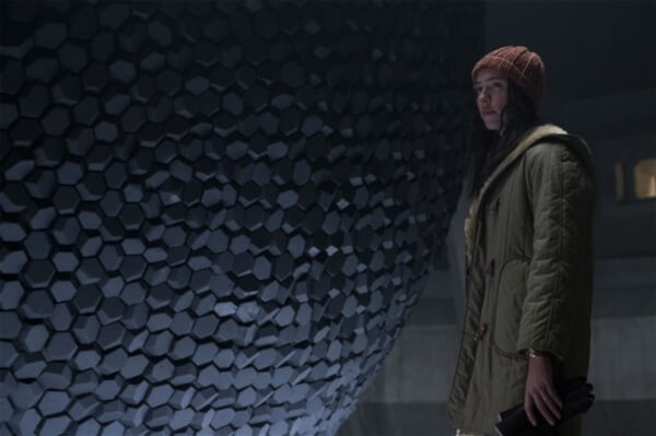 Loretta devant l'artefact dans Tales from the loop
