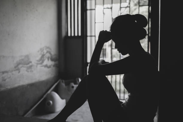 Femme triste en prison