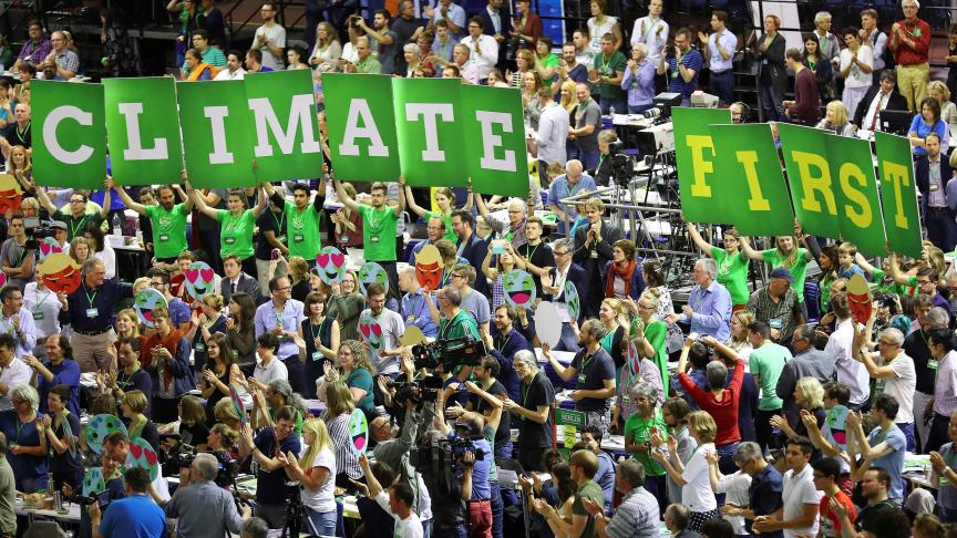 Climate first, banderoles d'activistes écologistes dans un stade
