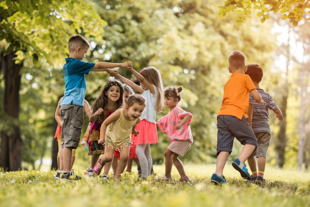 De jeunes enfants jouent ensemble