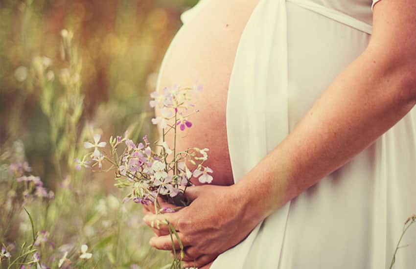 Femme enceinte au milieu des fleurs