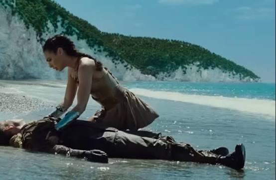 Diana découvre un homme sur la plage, Wonder Woman