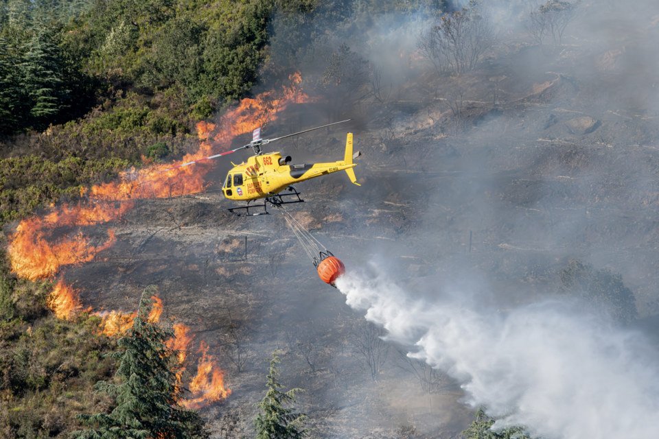 Hélicoptère sur le front du feu dans les Pyrénées Orientales