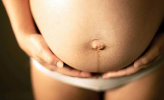 Un ventre de femme enceinte
