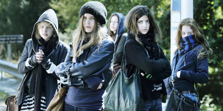 Un gang de jeunes filles dans la cité